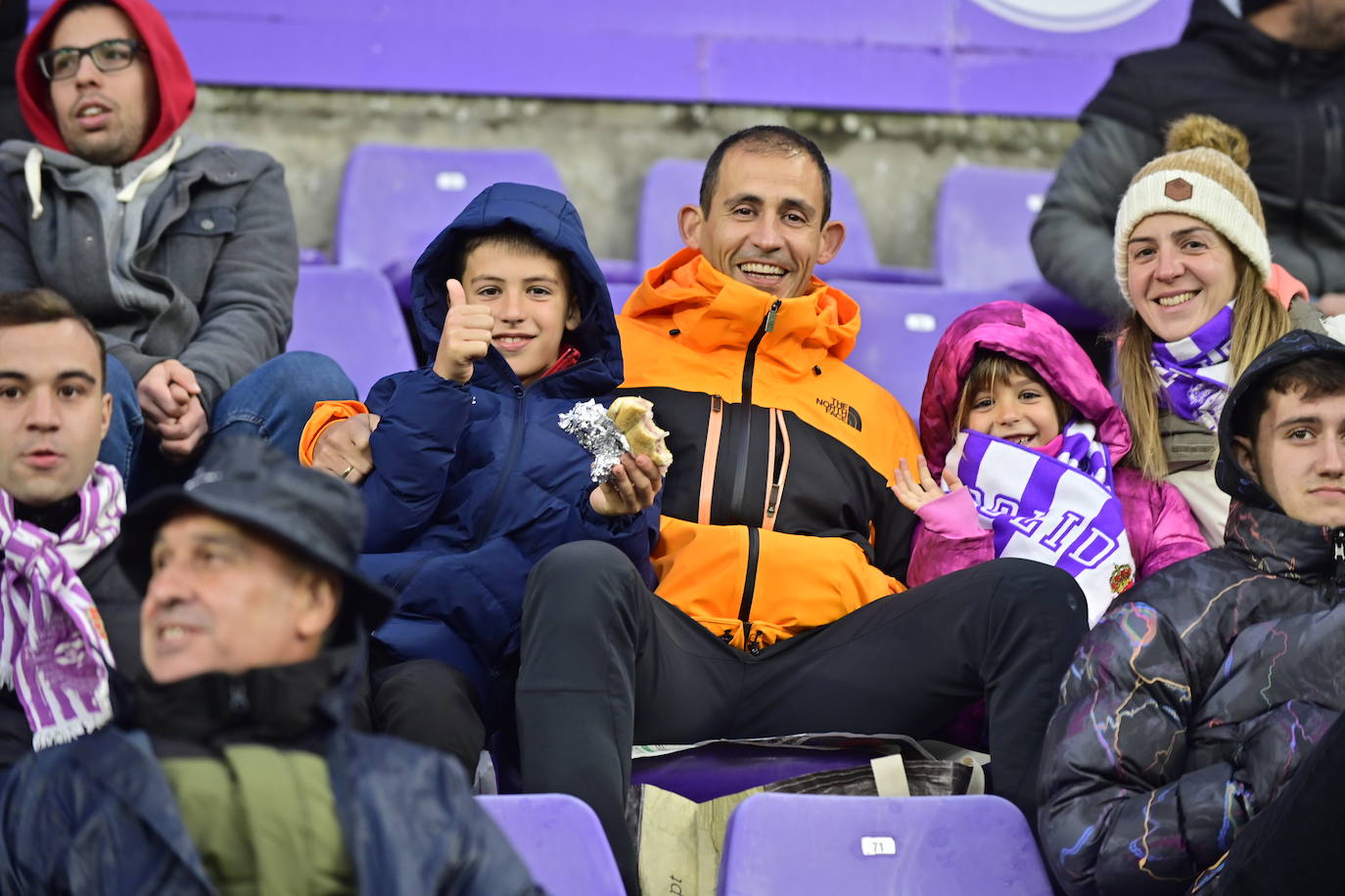 Búscate en la grada del estadio José Zorrilla (1/4)