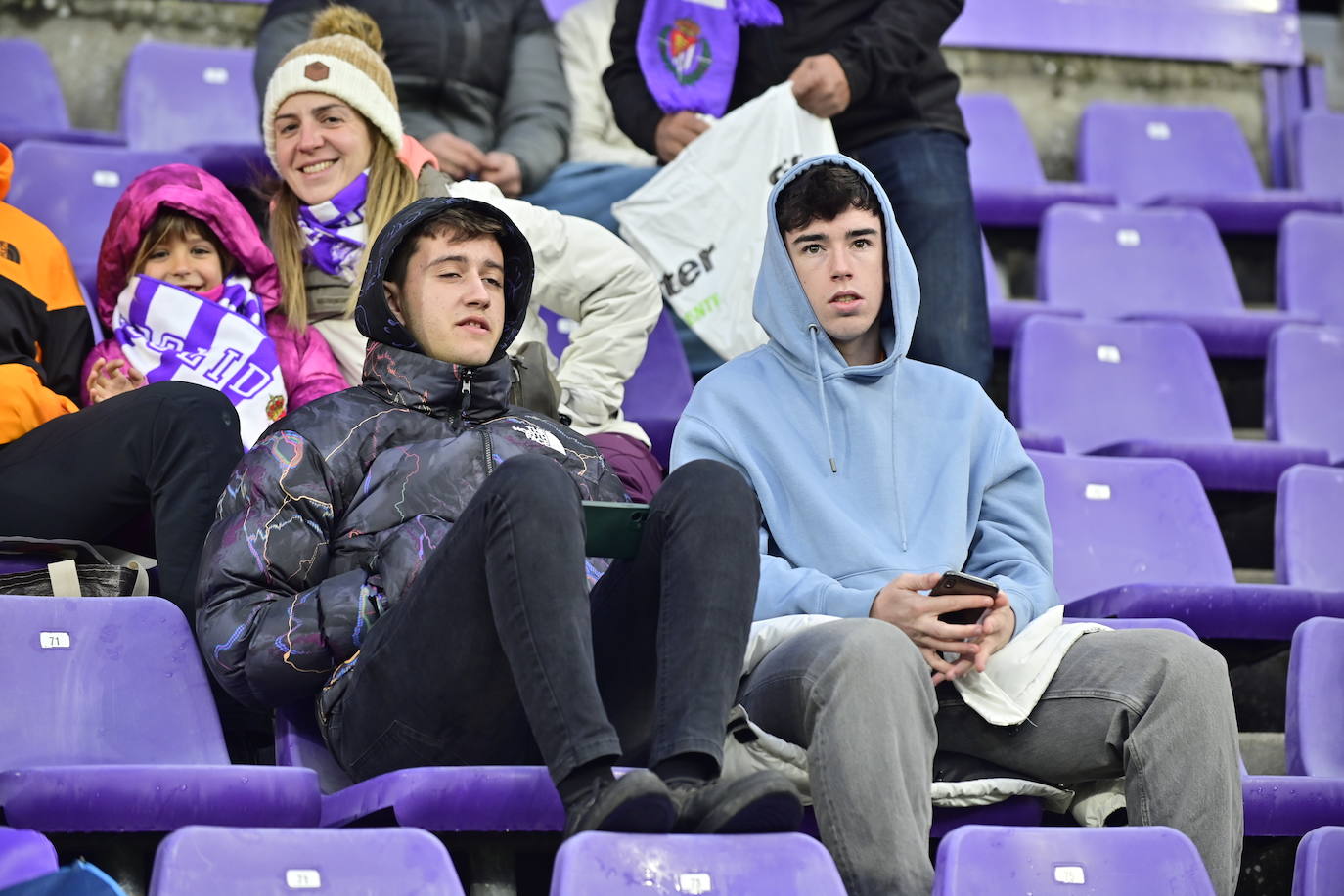 Búscate en la grada del estadio José Zorrilla (1/4)