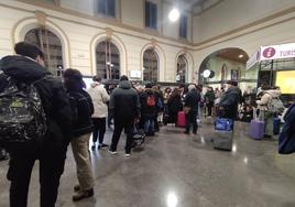 Pasajeros en la estación de tren de Valladolid, pasadas las diez de la noche.