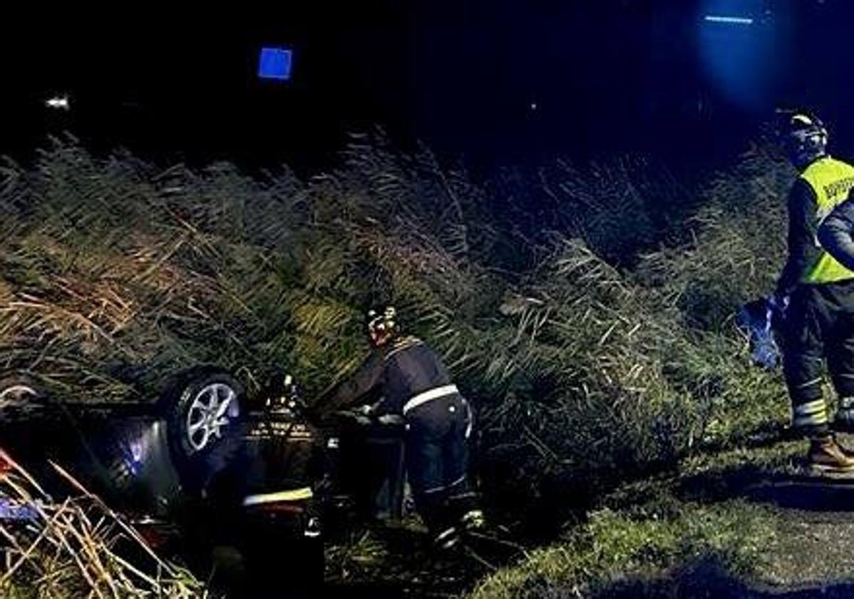 Los bomberos de la Diputación de Valladolid trabajan en el lugar del accidente.