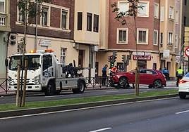 La grúa retira el vehículo siniestrado.