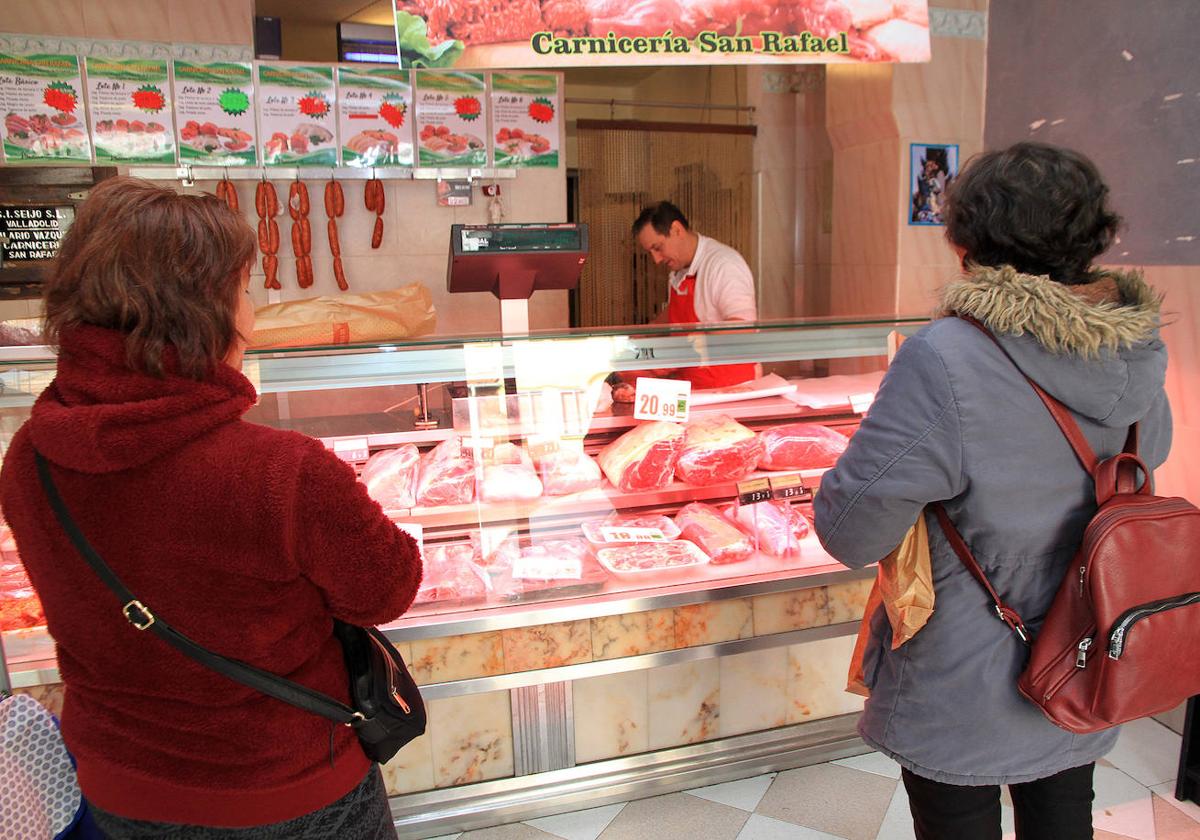 Dos personas esperan su turno en una carnicería de la provincia.