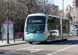 Autobús de la línea 1, la más utilizada, en Poniente tras cruzar el puente por el carril reservado.