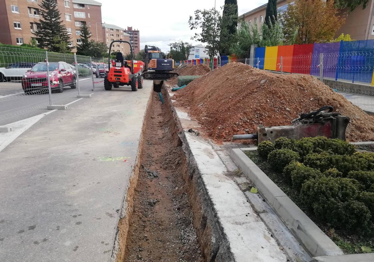 Obras de la red de biomasa en la calle Eusebio González Suárez de Parquesol.