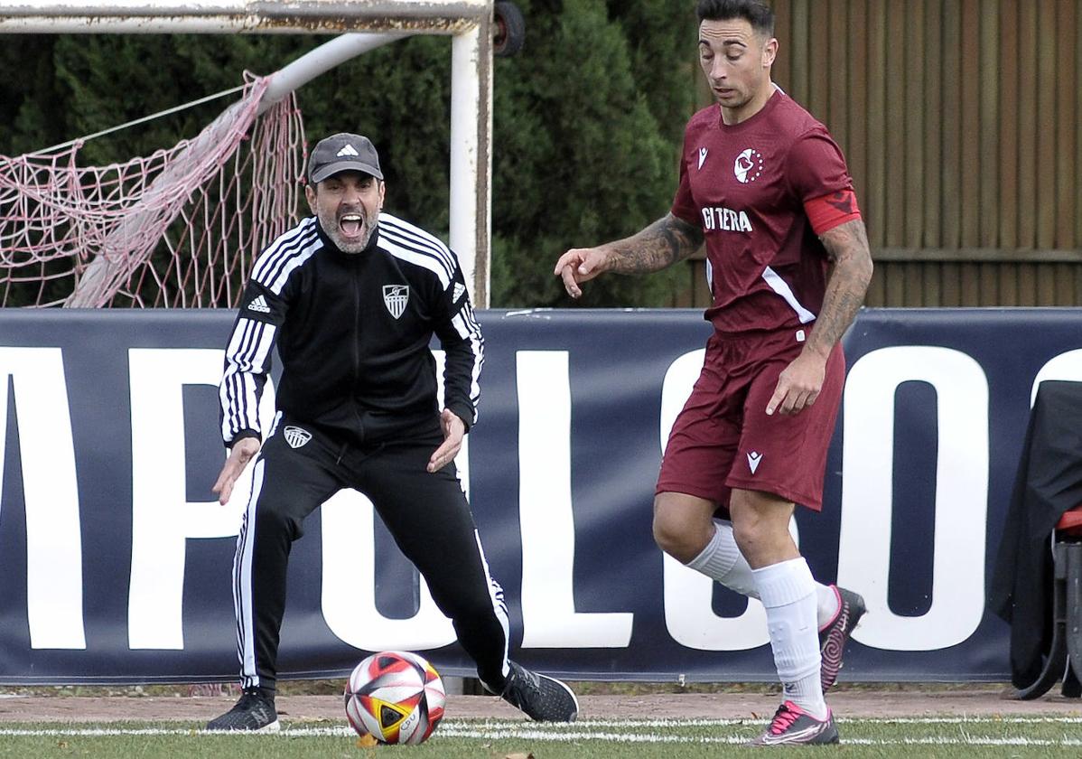 Ramsés grita durante el partido ante el Ursaria.