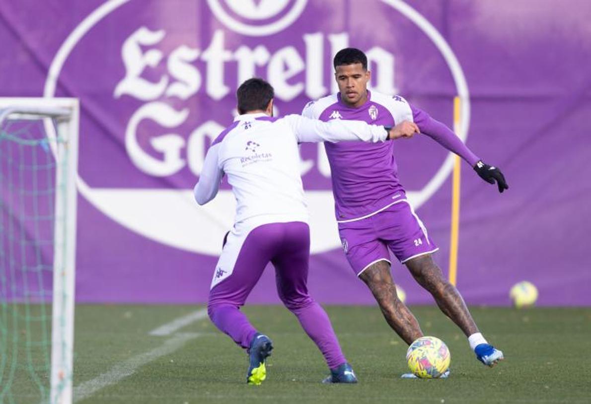 Kenedy trabaja con el readaptador al margen del grupo, durante la sesión de este lunes en los Campos Anexos.