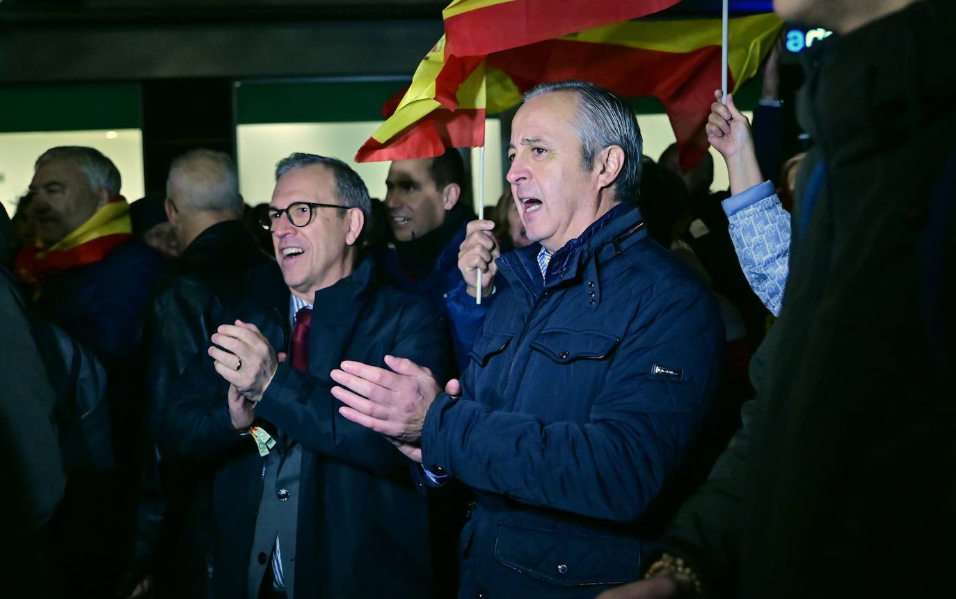 La protesta contra la amnistía frente a la sede del PSOE, en imágenes