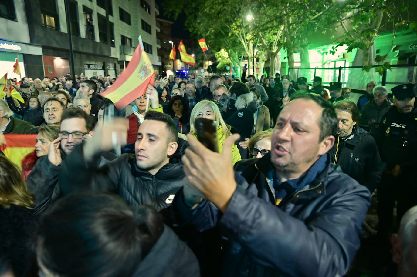 La protesta contra la amnistía frente a la sede del PSOE, en imágenes