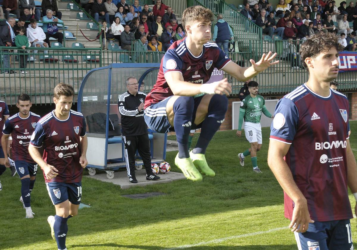 Jugadores de la Segoviana saltan a La Albuera durante un partido de esta temporada.