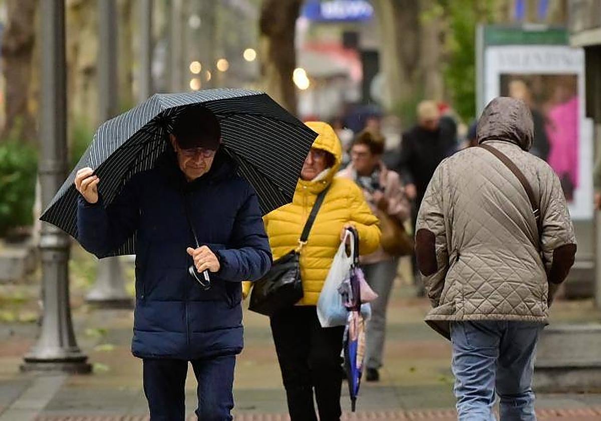 Un hombre se protege de la lluvia, este mes de octubre en Valladolid.