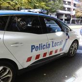 Los bomberos liberan a una mujer con la mano atascada en un buzón