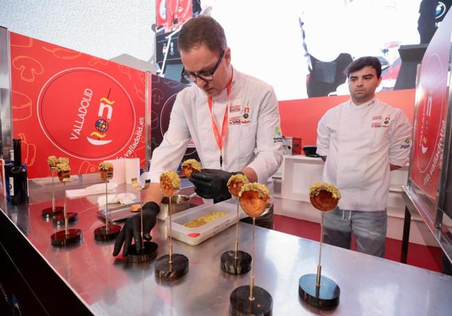 Elaboración de uno de los pinchos a concurso. Teo Rodríguez García, del Restaurante Trasco con 'Pucela Roll'.