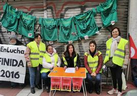 Las trabajadoras de Soldelim 2016 en el piquete informativo frente a la sede de su empresa.