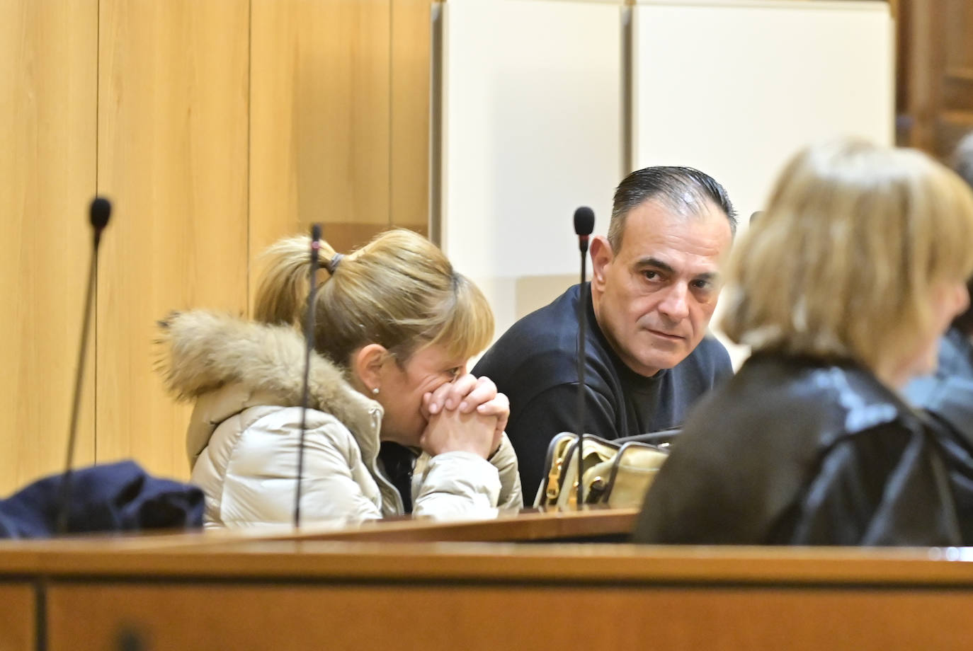 El hijo y la exnuera de María Aguña, durante la vista oral en la Audiencia Provincial.