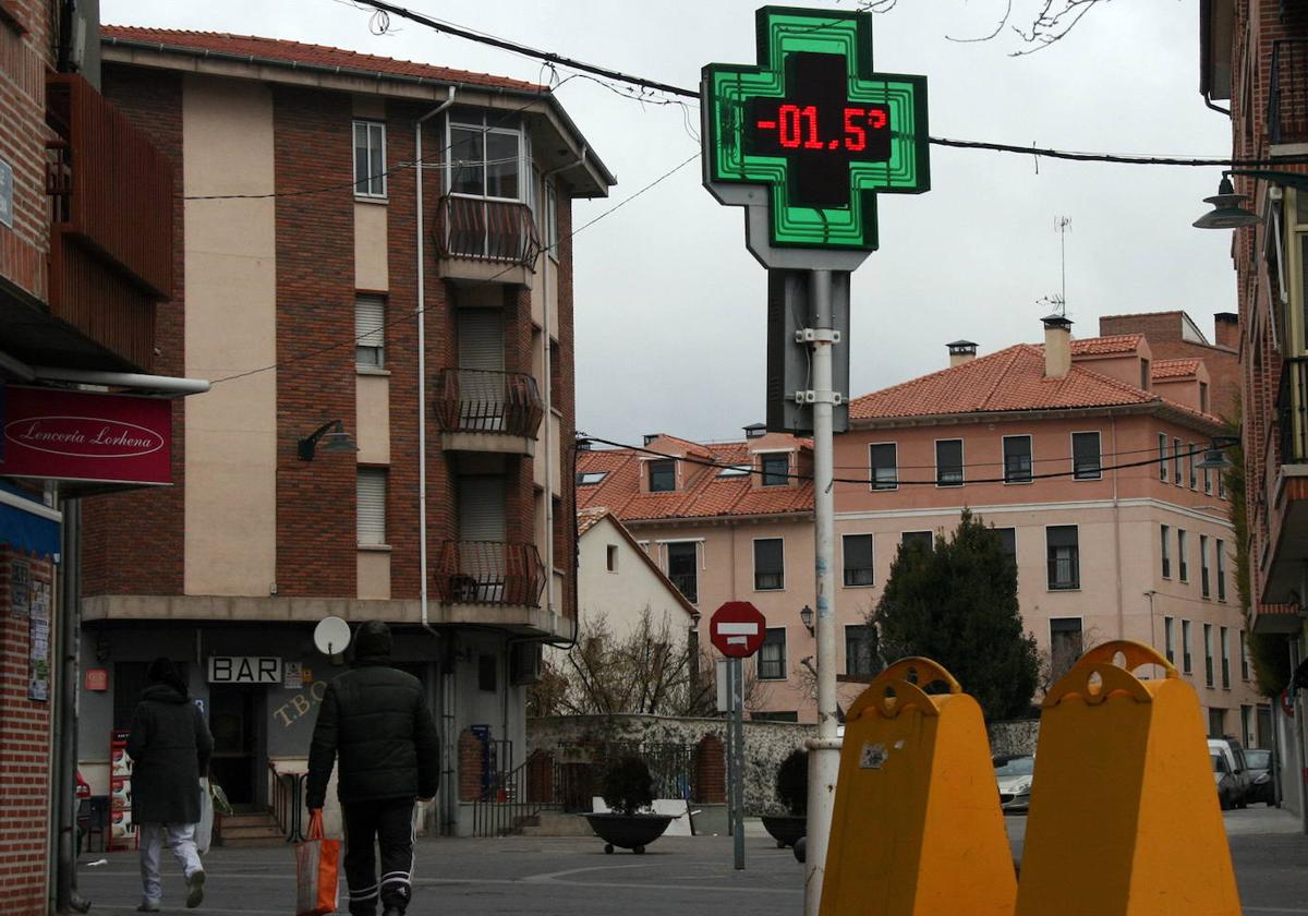 Un termómetro indica la temperatura, con 1,5 bajo cero, en Cuéllar.