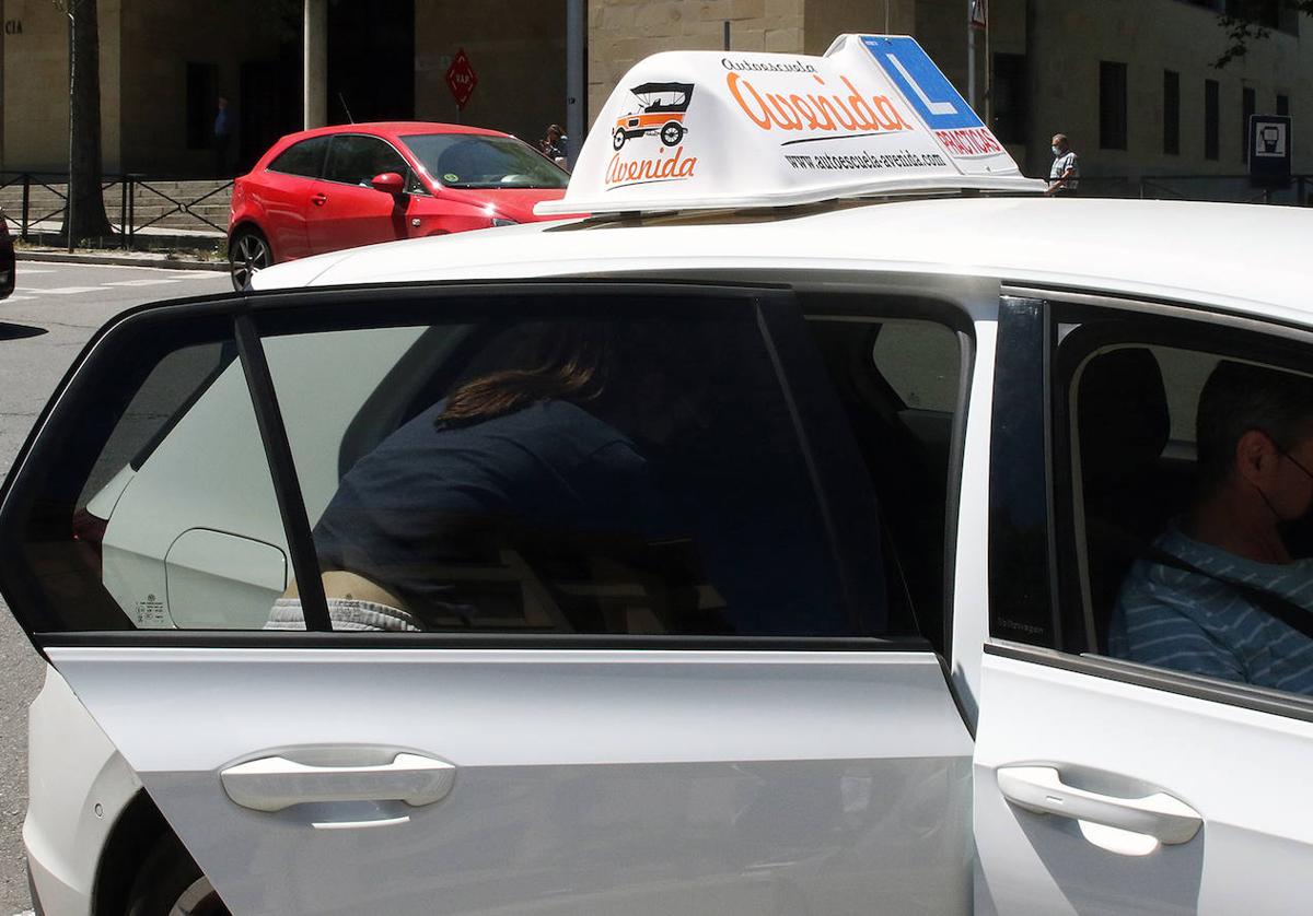 Coche de autoescuela en la capital segoviana.