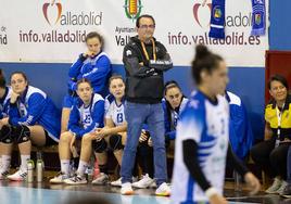 Miguel Ángel Peñas observa una jugada del partido frente a Beti Onak.