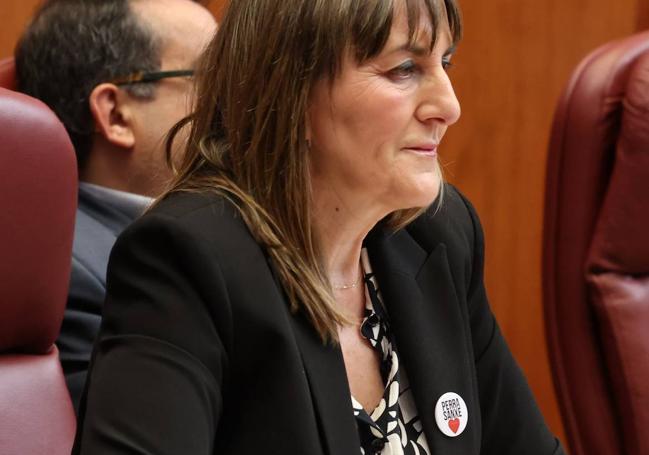 Los procuradores del PSOE lucieron chapas de apoyo a Sánchez. En la imagen, Yolanda Sacristán.