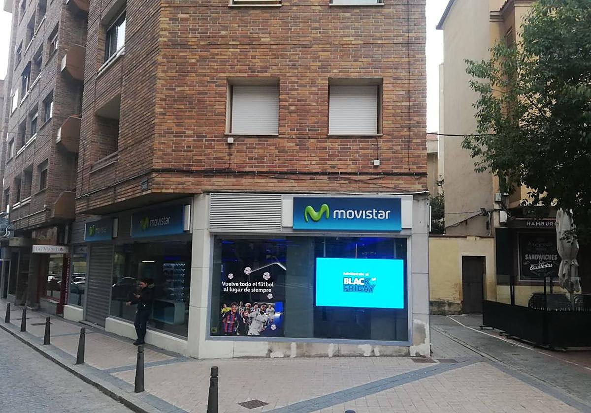 Una de las tiendas de telefonía atracadas este lunes por la tarde en el centro de Segovia.