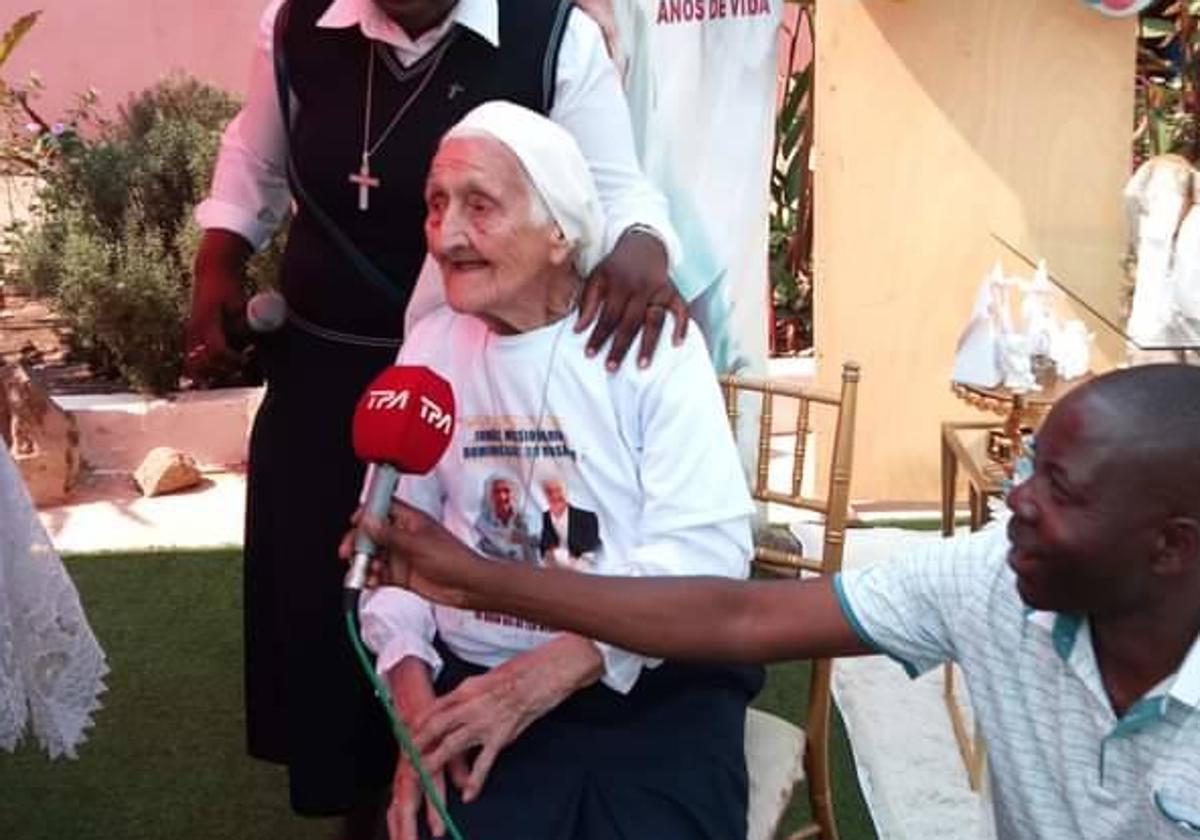 La hermana Joaquina, durante la celebración por sus cien años en Angola.