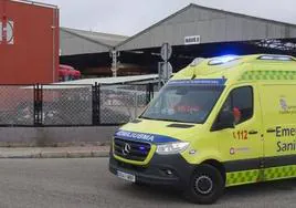 Una ambulancia acude a un accidente laboral en el polígono de Argales de Valladolideste enero.