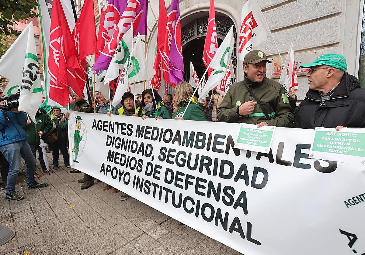 Concentración de los agentes forestales ante la Delegación de la Junta en Palencia.