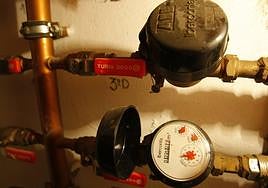 Roban once contadores de agua de una comunidad con la estafa del falso revisor