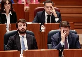 Fernández Mañueco y García-Gallardo, este miércoles, tras la acusación de procuradoras del PSOE sobre un triple gesto «obsceno» que les habría dirigido el vicepresidente en el pleno.
