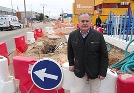 El presidente de la asociación de empresarios de Argales, Alfonso Pestaña, en la avenida (en obras) de El Norte de Castilla.