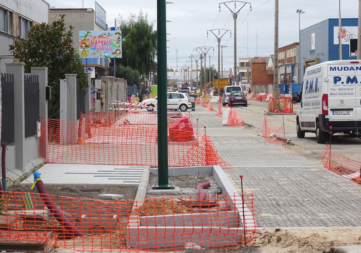 Imagen principal - Arriba, aceras adoquinadas en el tramo en obras de la avenida de El Norte de Castilla. Debajo, a la izquierda, atascos en la salida de Vázquez de Menchaca a Daniel del Olmo. A la derecha, el viaducto, con los carriles cortados, de Daniel del Olmo.