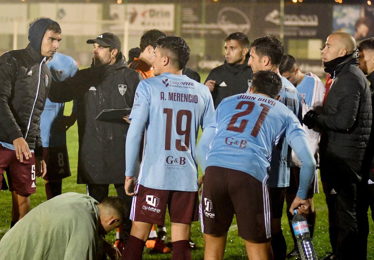 Ramsés da instrucciones a sus jugadores antes del comienzo de la prórroga.