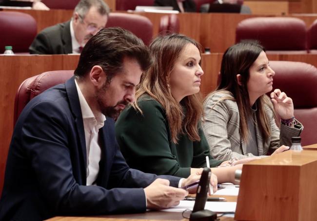 Tudanca, junto a Patricia Gómez y Nuria Rubio, tras el incidente.