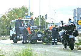 Una grúa retira la motocicleta siniestrada.