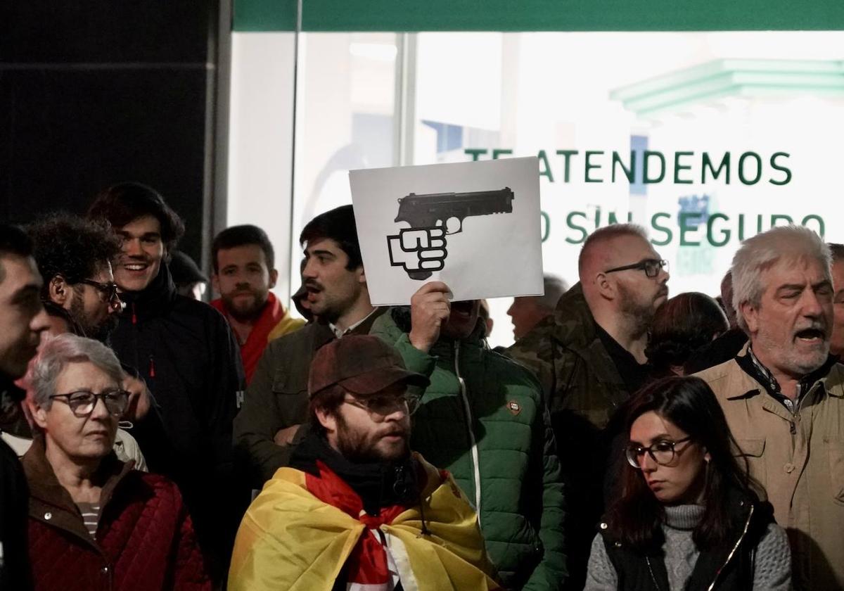 Concentración frente a la sede del PSOE.