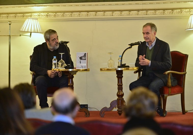 Carlos Aganzo y Antonio Soler conversan desde el Círculo de Recreo en el Aula de Cultura.