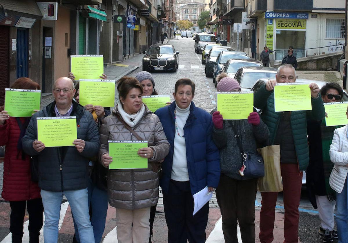 Miembros de la plataforma, con carteles de la recogida de firmas, en la calle Blanca de Silos.