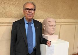 Antonio Linage Conde, junto al busto de su padre, ayer en la Diputación.