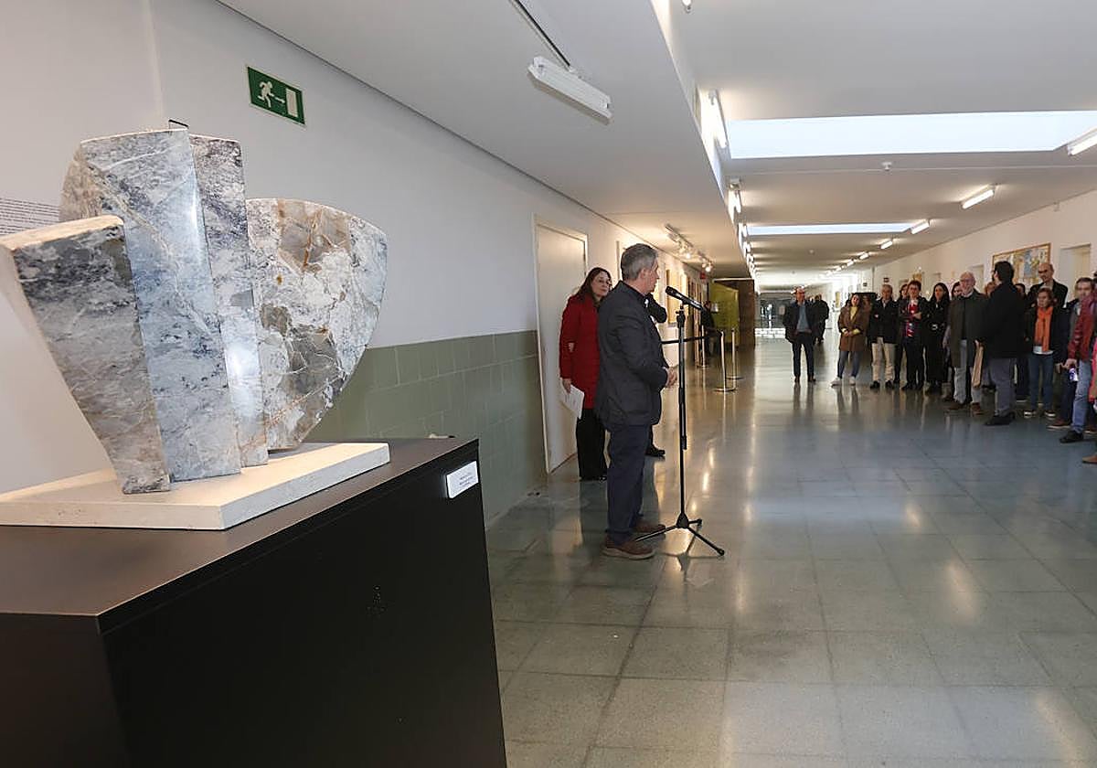 Una escultura de Luis Alonso, en primer término, durante la inauguración de la exposición.