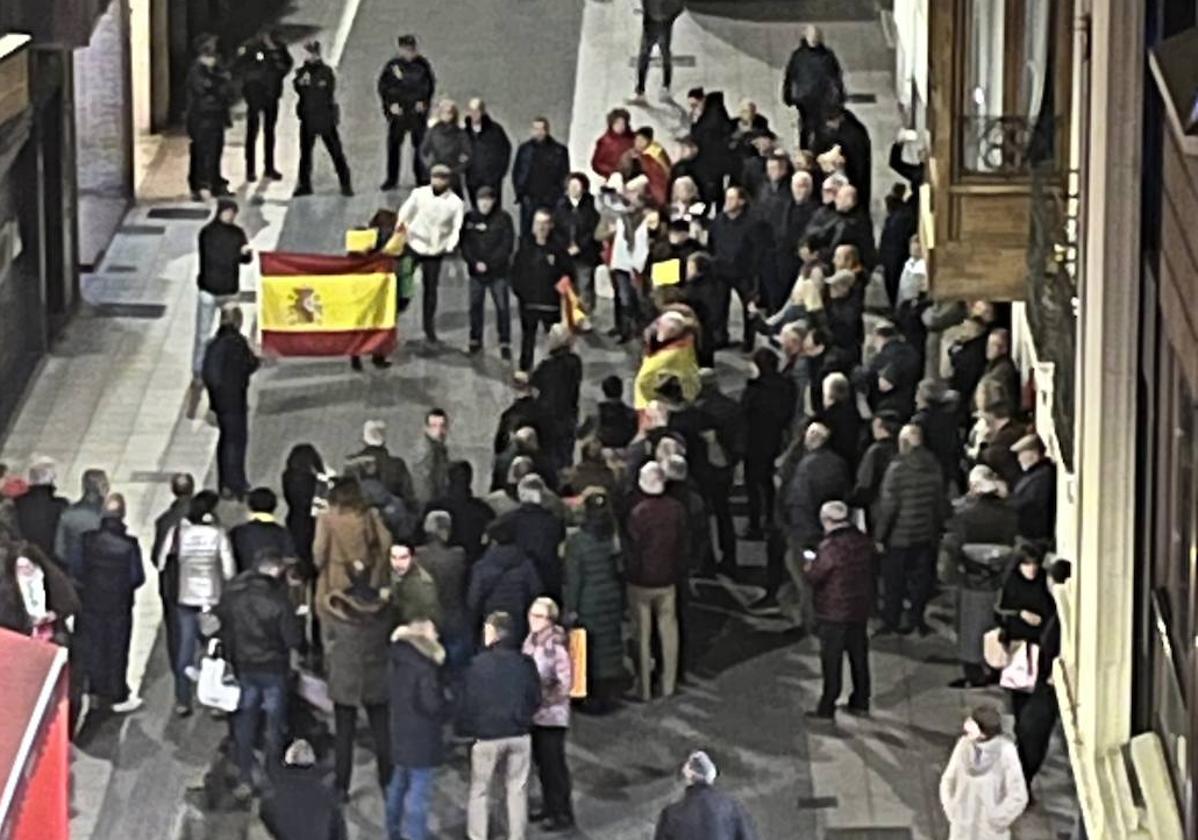 Primeros asistentes a la cocentración ante la sede del PSOE de Palencia.