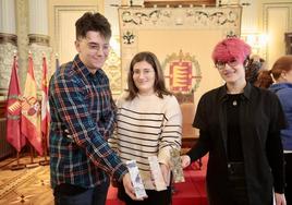 Los ganadores del concurso de marcapáginas Antonio Landa, Lucía Marco y Claudia Lobo.