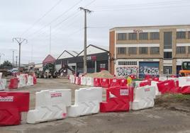 Cruce en obras de la avenida de El Norte de Castilla con la calle Forja.