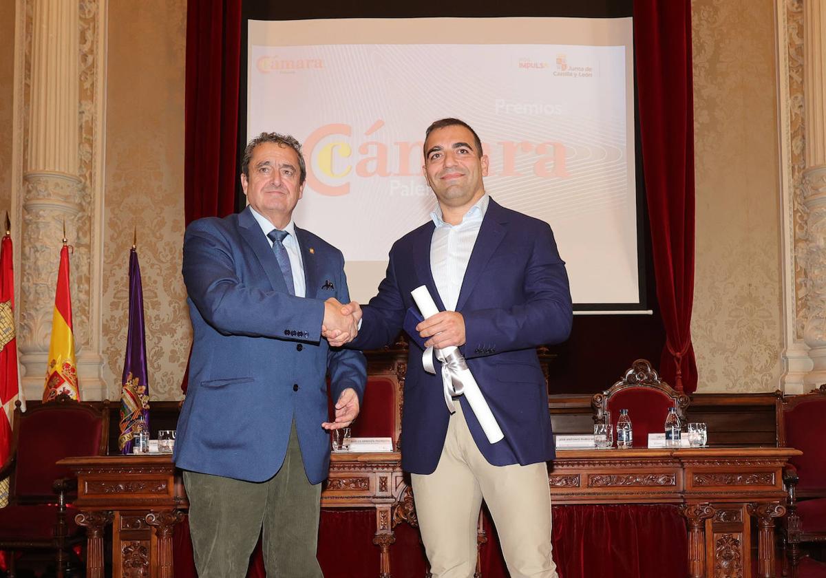 Conrado Merino entrega el premio a Roberto Simón, delegado del Grupo Oregón.