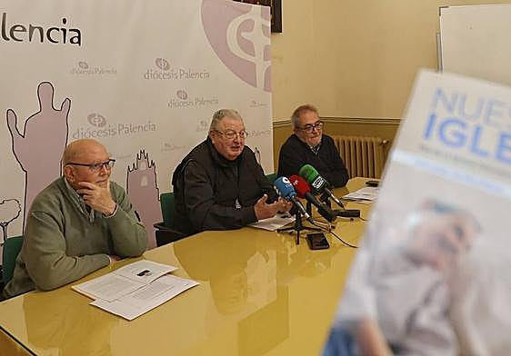 Manuel Herrero comparece en rueda de prensa, flanqueado por el ecónomo, Tirso Castrillo, y por el director de Comunidación de la Diócesis, Txomin Pérez.