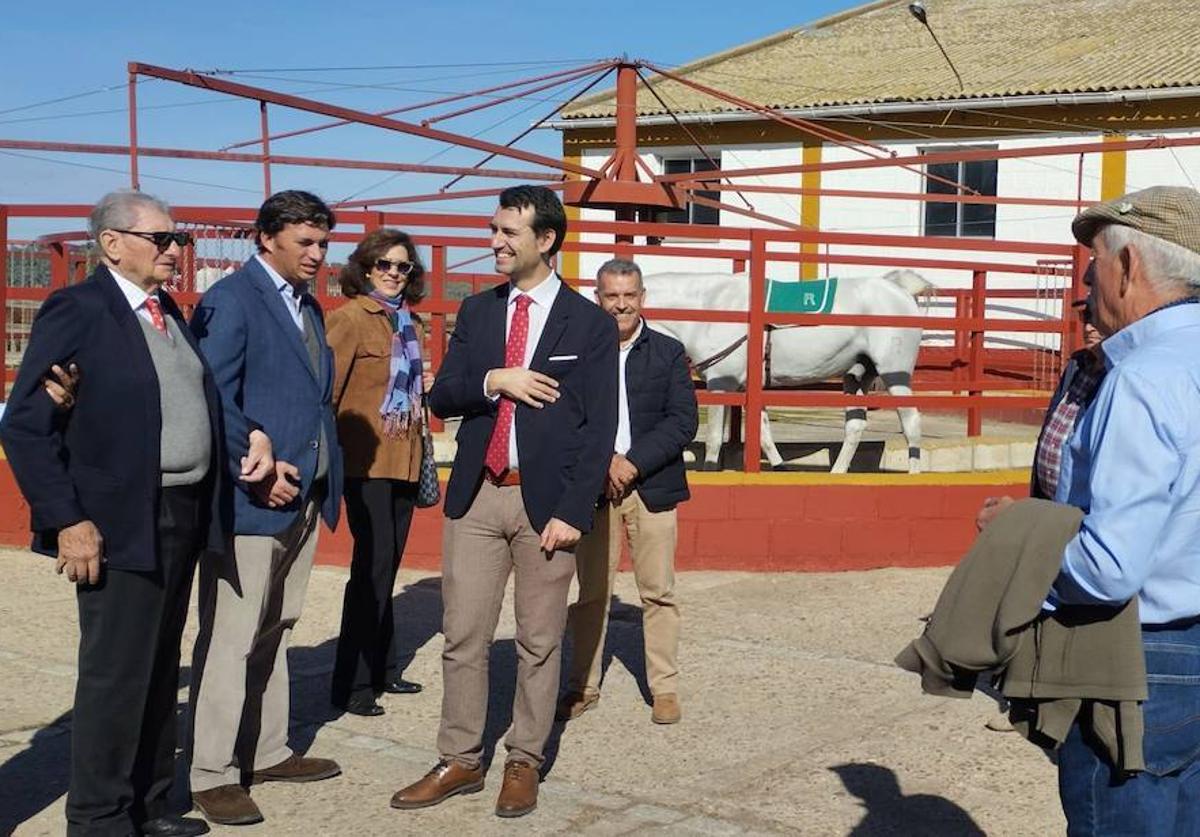 Rafael Peralta saluda a los riosecanos en el acto de homenaje este viernes en su finca sevillana.