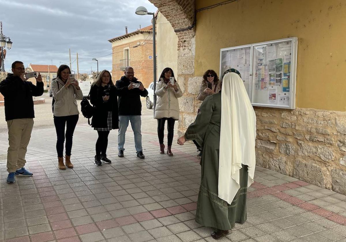 Los blogueros durante la visita guiada por los monumentos de San Miguel del Pino