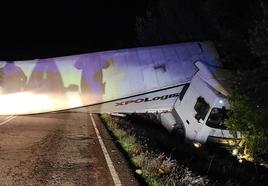 Camión volcado sobre la calzada tras el accidente.