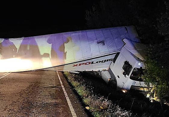 Camión volcado sobre la calzada tras el accidente.