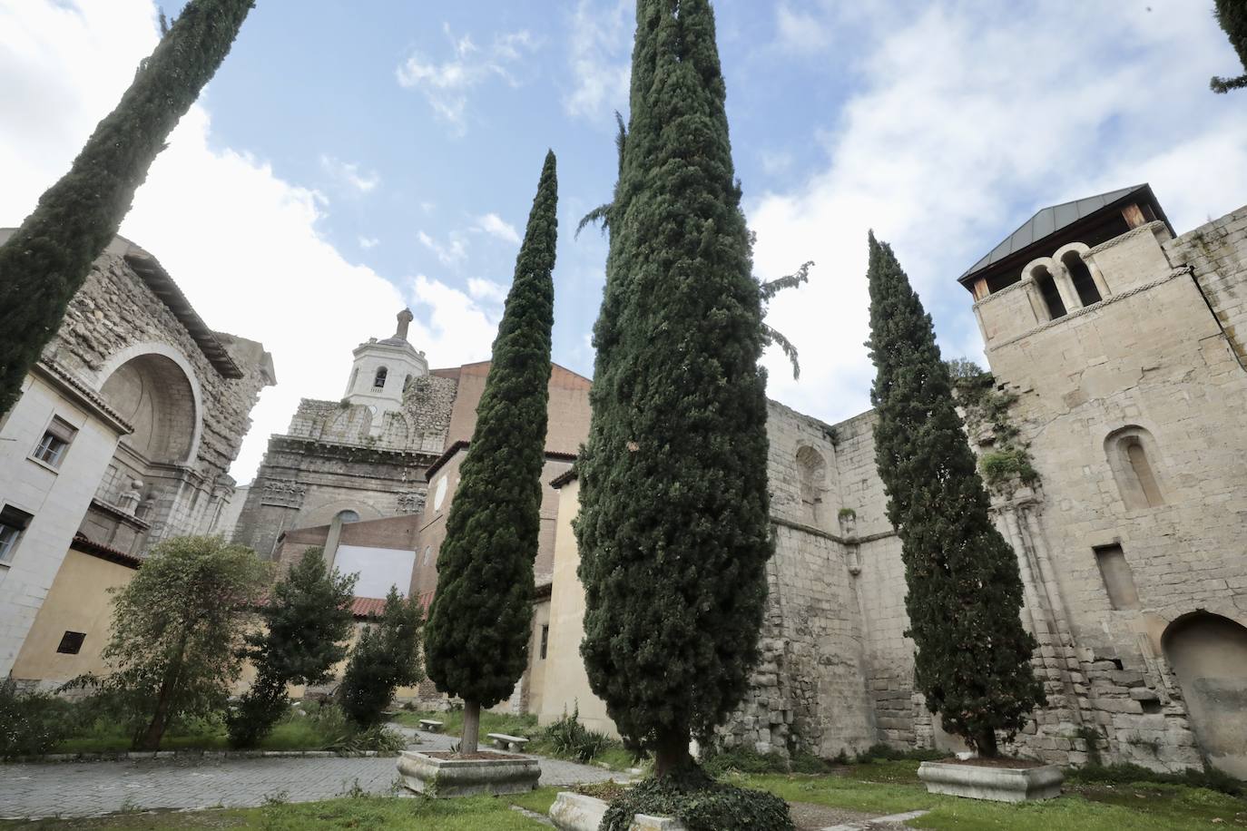 En imágenes, la rehabilitación del patio de los cipreses en la Catedral de Valladolid