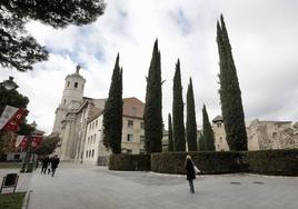 El patio de los cipreses junto a la Catedral de Valladolid