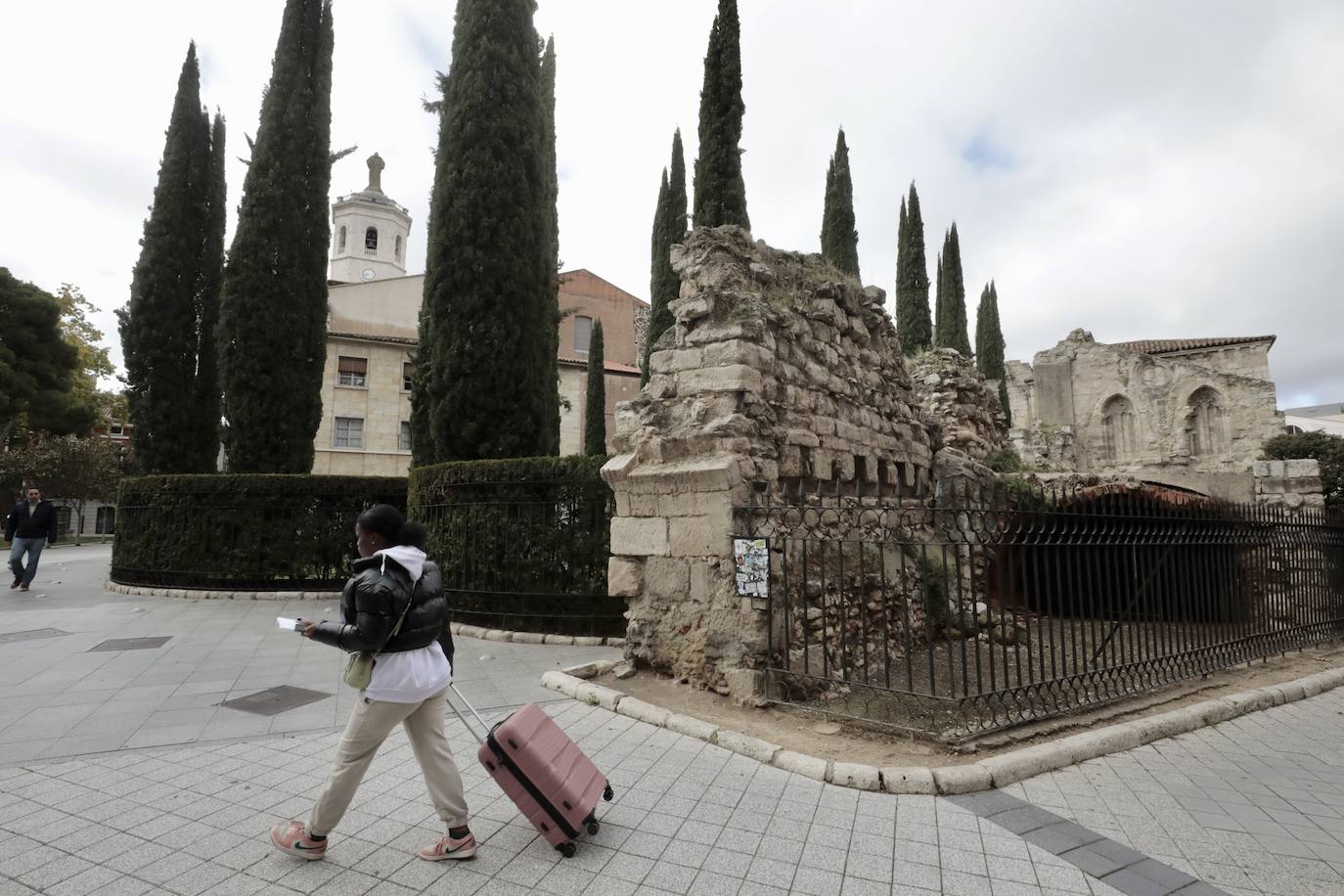 En imágenes, la rehabilitación del patio de los cipreses en la Catedral de Valladolid